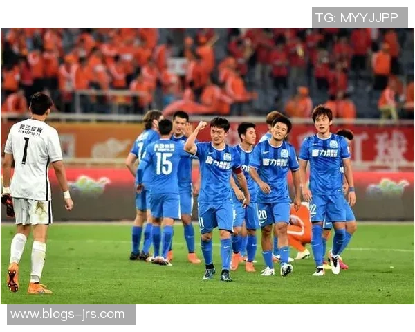 2017年富力与力帆激战回顾球场上的精彩瞬间与战术分析