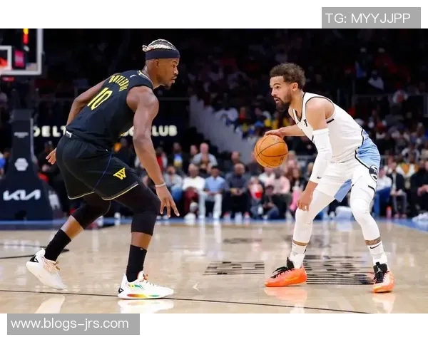 勇士队与亚特兰大老鹰的激烈对决展现篮球魅力与团队精神 勇士队与亚特兰大老鹰的激烈对决展现篮球魅力与团队精神